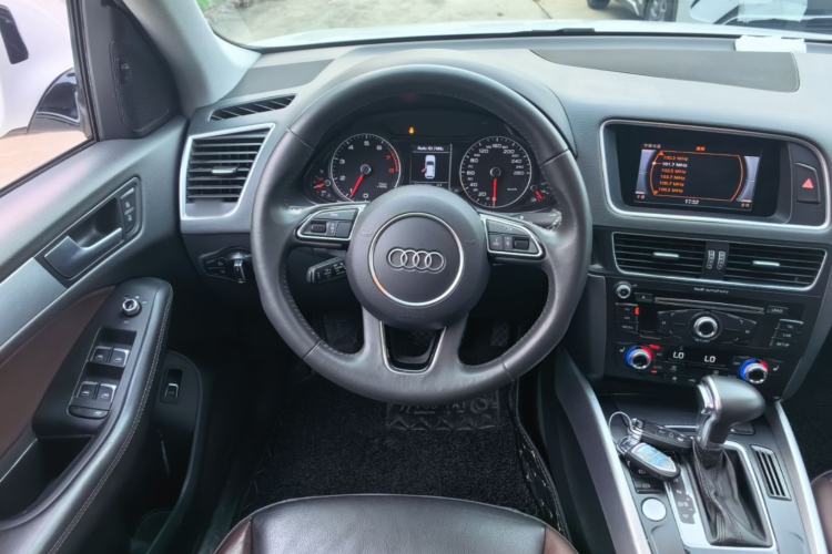 Used Audi Q5 2017 Plus 40 TFSI Technology Model Steering Wheel