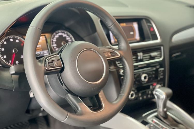 Used Audi Q5 2017 Plus 40 TFSI Technology Model Steering Wheel
