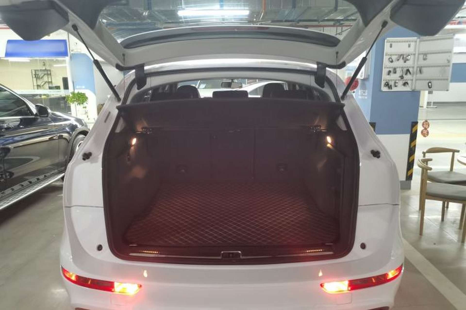 Used Audi Q5 2017 Plus 40 TFSI Ambition Model Trunk