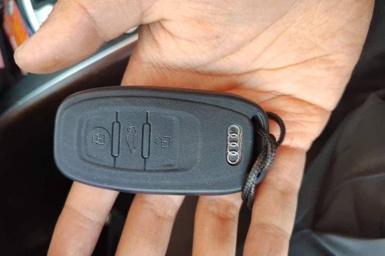Used Audi Q5 2017 40 TFSI Comfort Model Vehicle Key