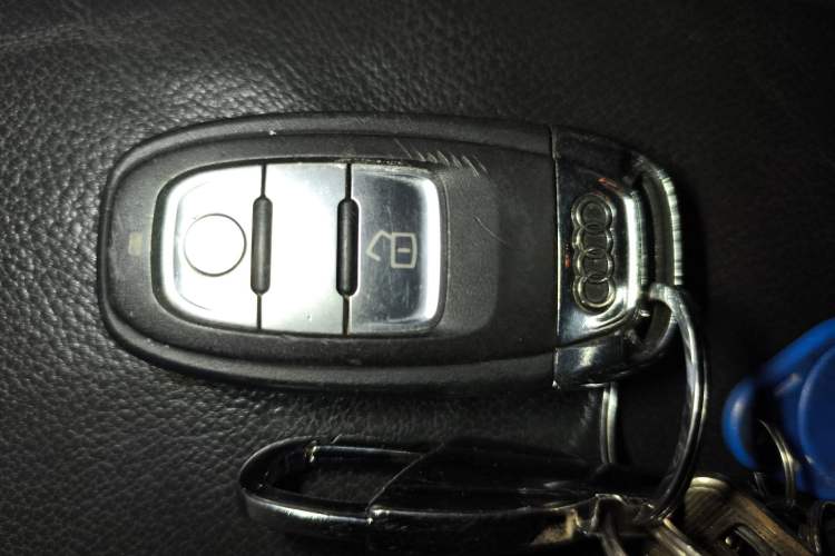 Used Audi Q5 2017 Plus 40 TFSI Comfort Model Vehicle Key