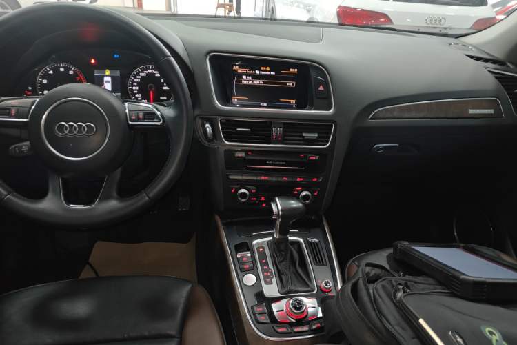 Used Audi Q5 2017 40 TFSI Comfort Model Audio And AC Panel