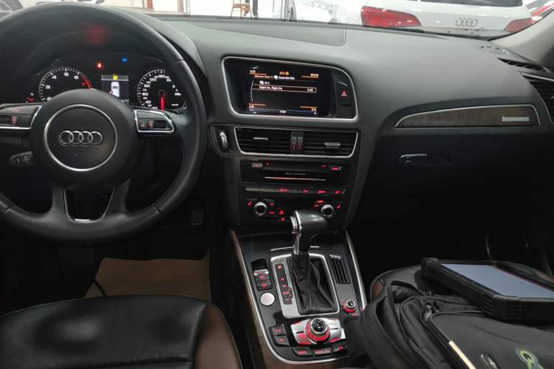 Used Audi Q5 2017 40 TFSI Comfort Model Audio And AC Panel