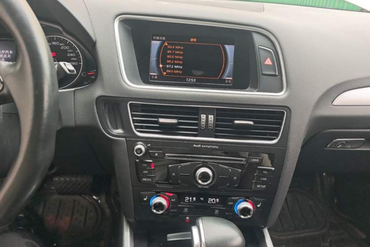 Used Audi Q5 2017 Plus 40 TFSI Technology Model Audio And AC Panel