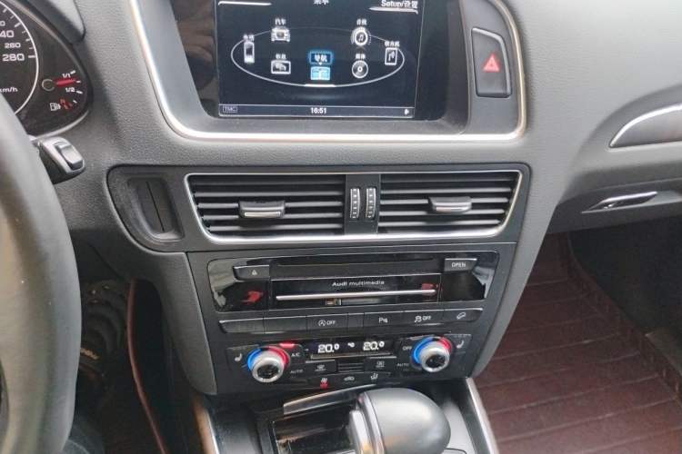 Used Audi Q5 2017 Plus 40 TFSI Comfort Model Audio And AC Panel