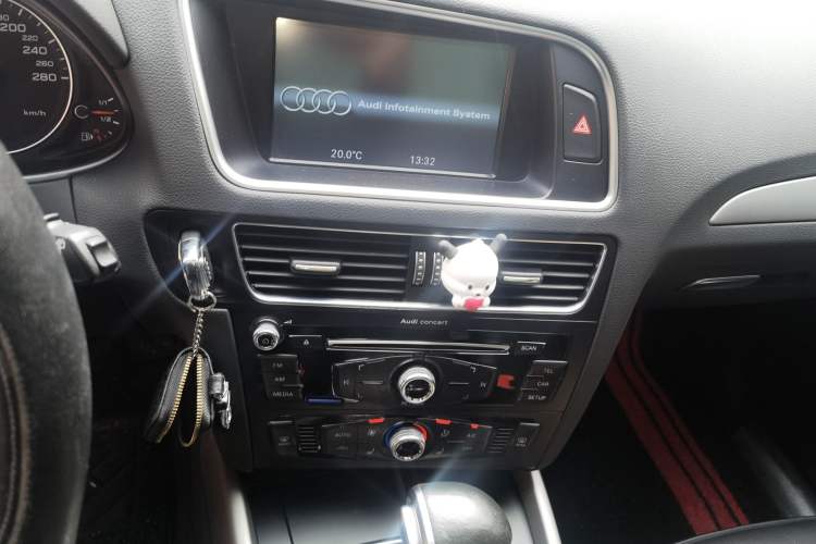 Used Audi Q5 2017 40 TFSI Ambition Edition Audio And AC Panel