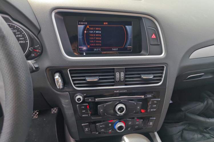 Used Audi Q5 2017 40 TFSI Ambition Edition Audio And AC Panel