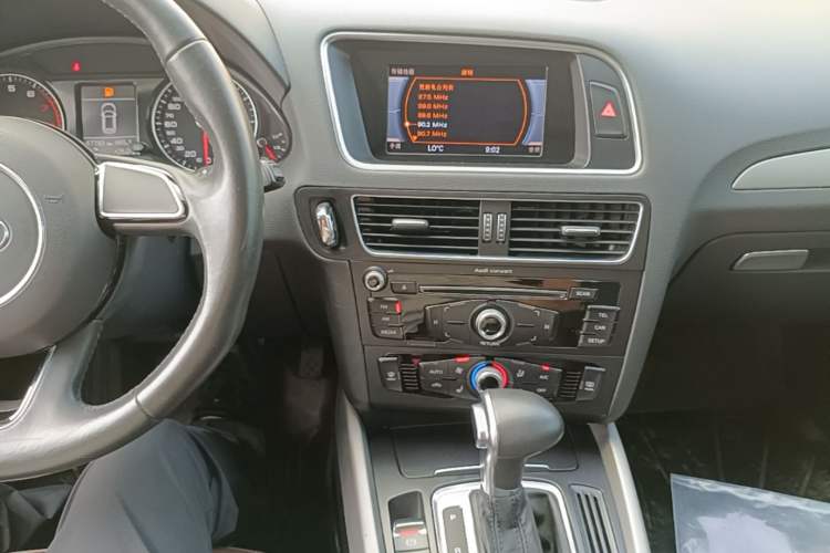 Used Audi Q5 2017 40 TFSI Ambition Edition Audio And AC Panel