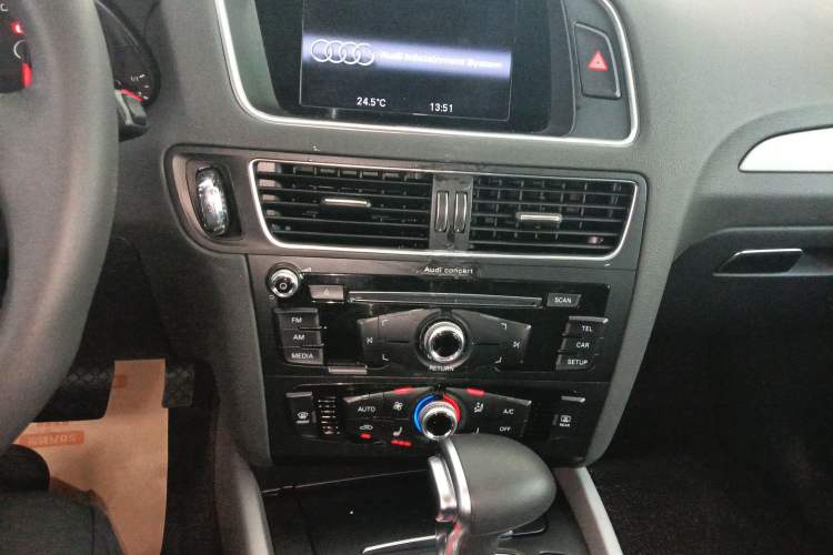 Used Audi Q5 2017 Plus 40 TFSI Ambition Model Audio And AC Panel