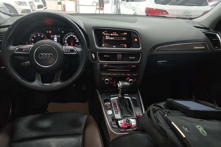Used Audi Q5 2017 40 TFSI Comfort Model Center Console