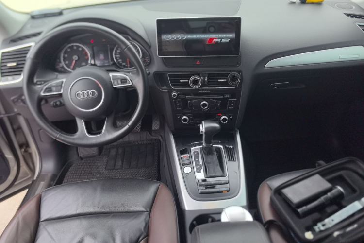 Used Audi Q5 2017 Plus 40 TFSI Technology Model Center Console