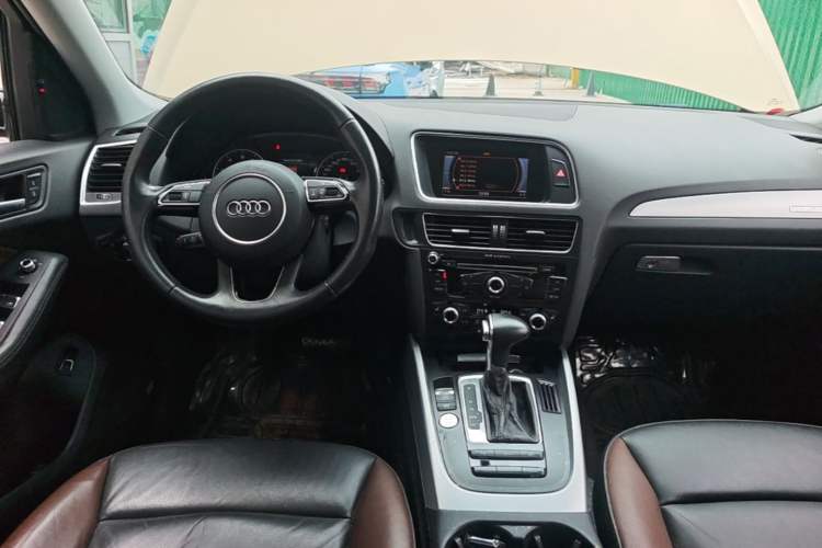Used Audi Q5 2017 Plus 40 TFSI Technology Model Center Console