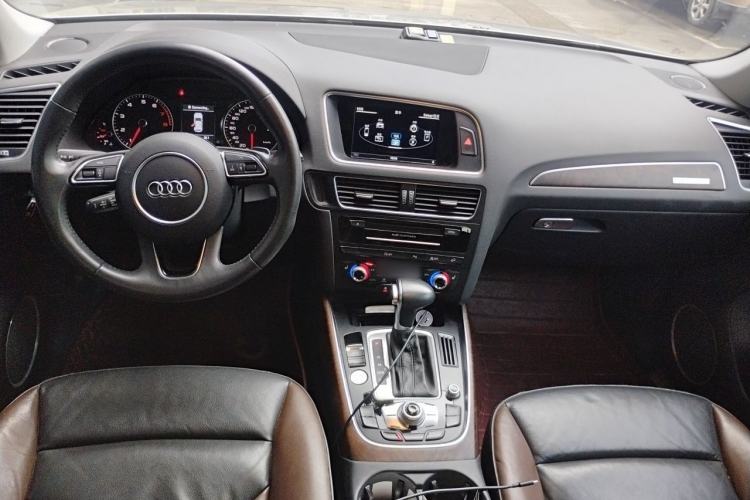 Used Audi Q5 2017 Plus 40 TFSI Comfort Model Center Console