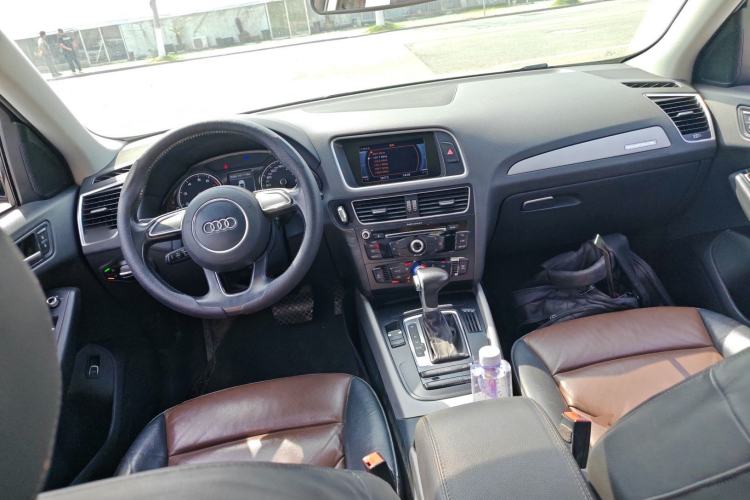 Used Audi Q5 2017 40 TFSI Ambition Edition Center Console