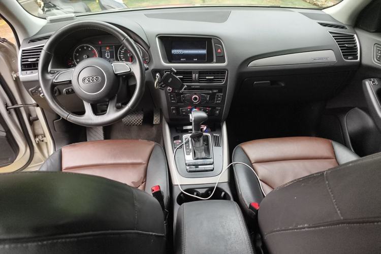 Used Audi Q5 2017 Plus 40 TFSI Ambition Model Center Console