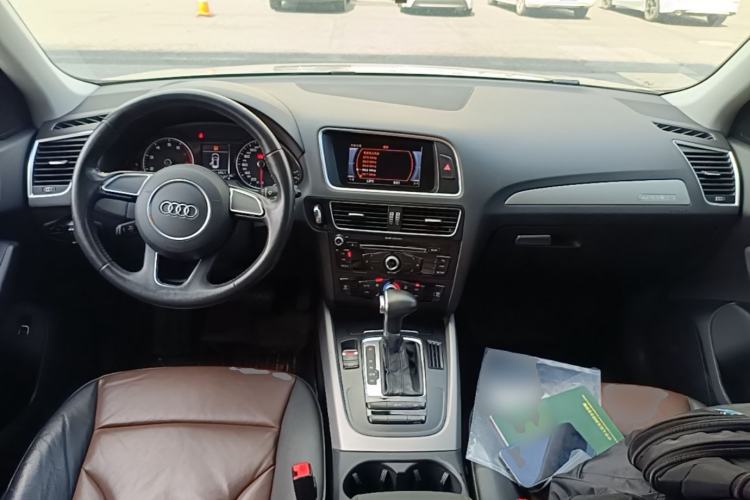 Used Audi Q5 2017 40 TFSI Ambition Edition Center Console