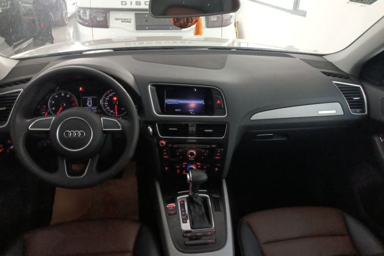 Used Audi Q5 2017 Plus 40 TFSI Ambition Model Center Console