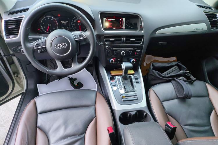 Used Audi Q5 2017 Plus 40 TFSI Technology Model Center Console