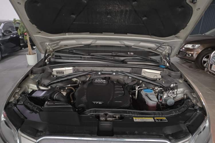 Used Audi Q5 2017 40 TFSI Comfort Model Engine Bay