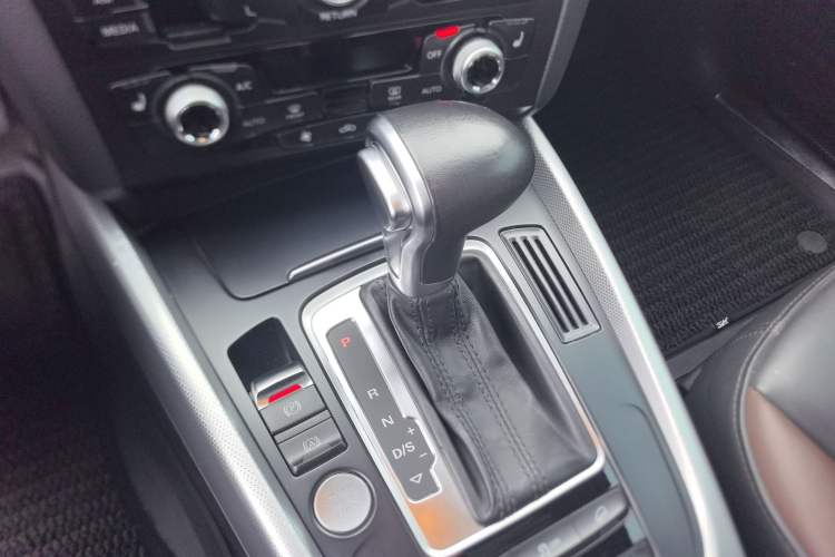 Used Audi Q5 2017 Plus 40 TFSI Technology Model Gear Lever