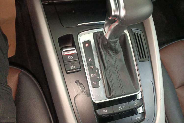 Used Audi Q5 2017 Plus 40 TFSI Ambition Model Gear Lever