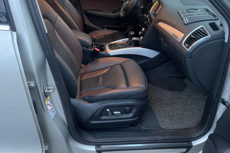 Used Audi Q5 2017 Plus 40 TFSI Technology Model Interior 3