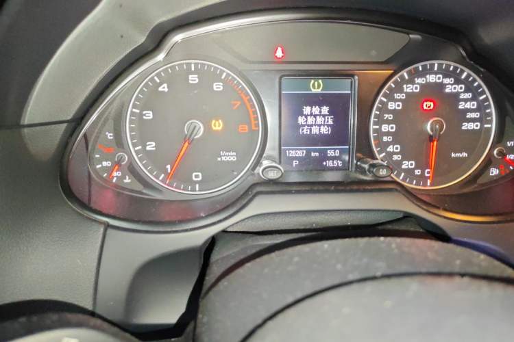 Used Audi Q5 2017 40 TFSI Comfort Model Odometer Close Up