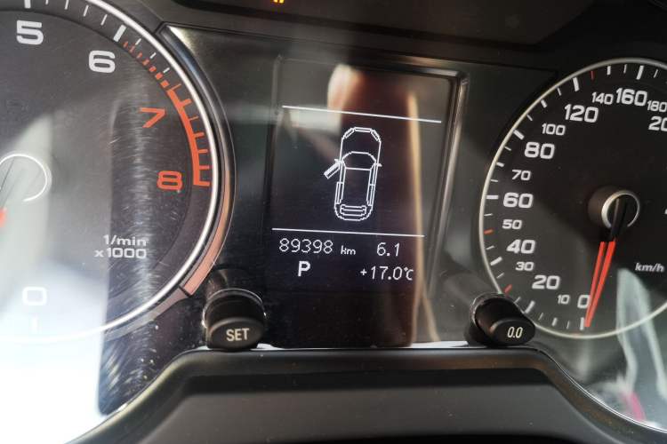Used Audi Q5 2017 40 TFSI Ambition Edition Odometer Close Up