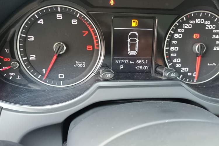 Used Audi Q5 2017 40 TFSI Ambition Edition Odometer Close Up