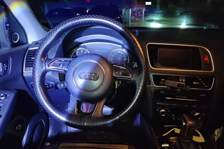 Used Audi Q5 2017 40 TFSI Comfort Model Steering Wheel