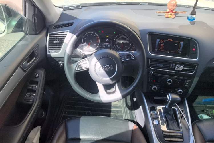 Used Audi Q5 2017 Plus 40 TFSI Technology Model Steering Wheel