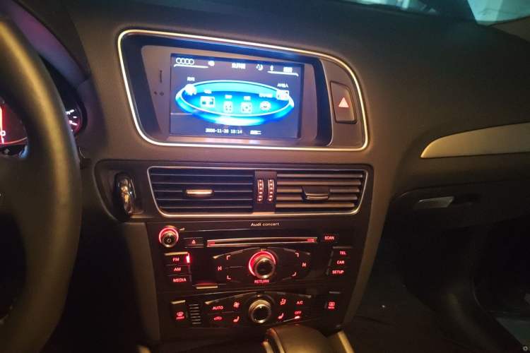 Used Audi Q5 2018 Collector's Edition 40 TFSI Ambition Model Audio And AC Panel