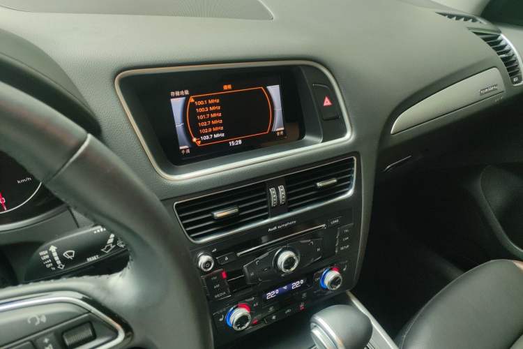 Used Audi Q5 2018 Collector's Edition 40 TFSI Technology Model Audio And AC Panel
