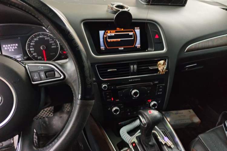 Used Audi Q5 2018 Collector's Edition 40 TFSI Technology Model Audio And AC Panel
