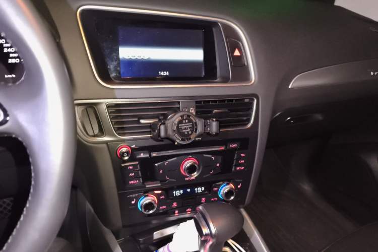 Used Audi Q5 2018 Collector's Edition 40 TFSI Technology Model Audio And AC Panel
