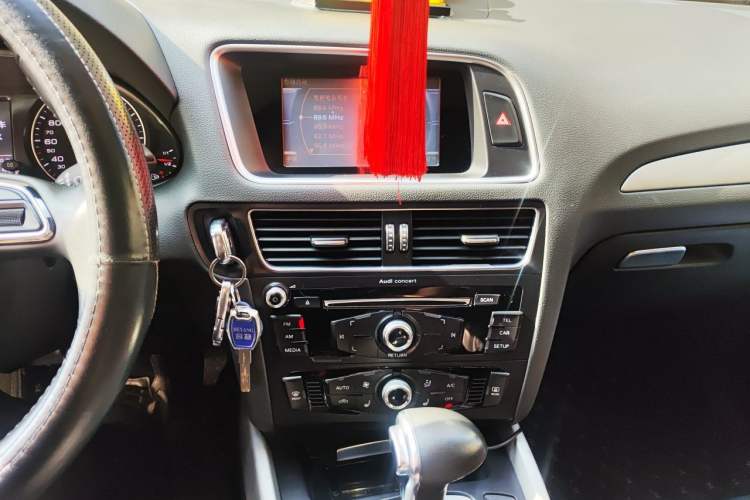 Used Audi Q5 2018 Collector's Edition 40 TFSI Ambition Model Audio And AC Panel