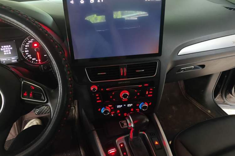 Used Audi Q5 2018 Collector's Edition 40 TFSI Ambition Model Audio And AC Panel