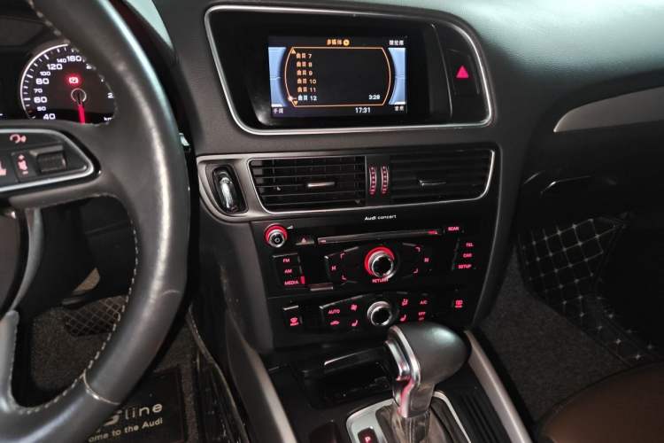 Used Audi Q5 2018 Collector's Edition 40 TFSI Ambition Model Audio And AC Panel