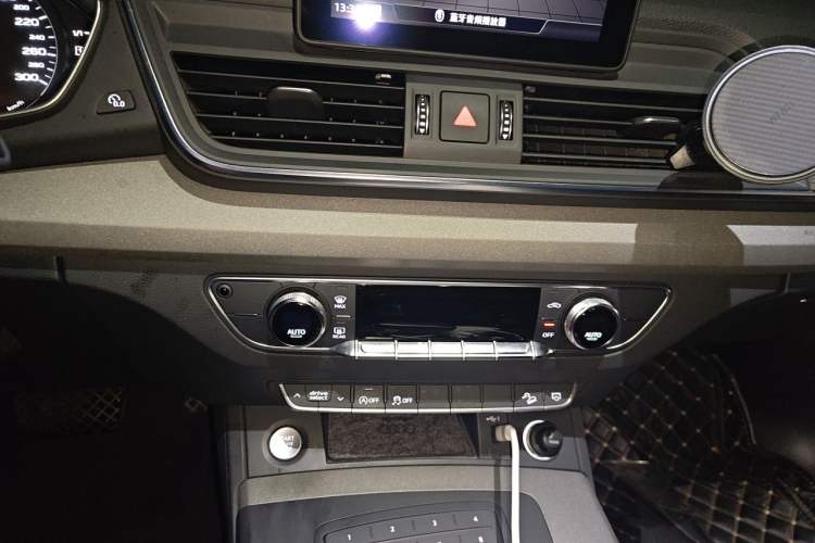 Used Audi Q5 2018 Collector's Edition 40 TFSI Ambition Model Audio And AC Panel