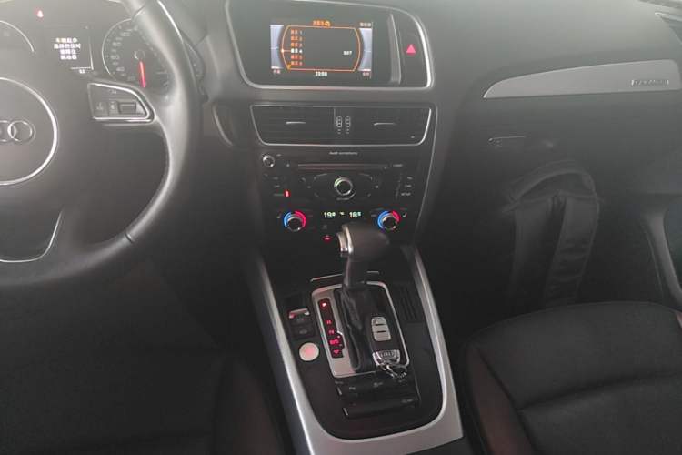 Used Audi Q5 2018 Collector's Edition 40 TFSI Technology Model Audio And AC Panel