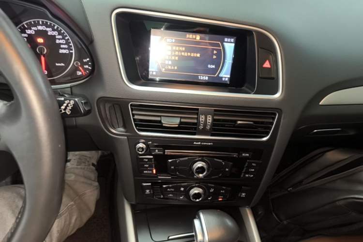 Used Audi Q5 2018 Collector's Edition 40 TFSI Ambition Model Audio And AC Panel