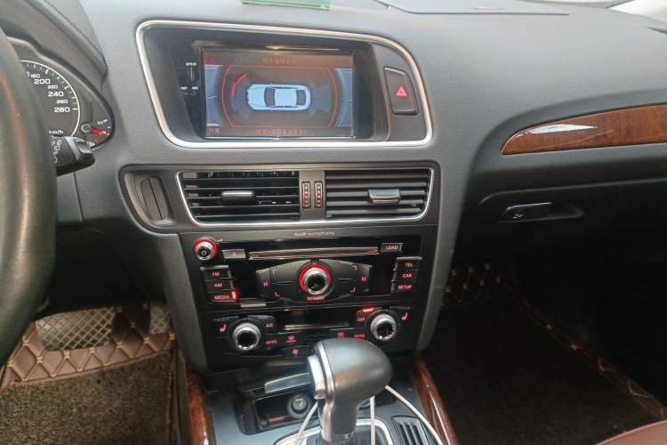 Used Audi Q5 2018 Collector's Edition 40 TFSI Technology Model Audio And AC Panel