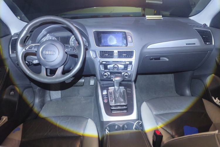 Used Audi Q5 2018 Collector's Edition 40 TFSI Technology Model Center Console