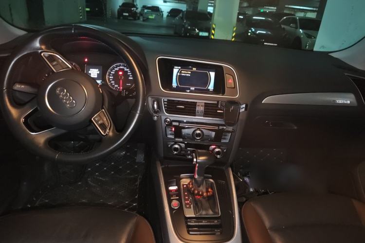 Used Audi Q5 2018 Collector's Edition 40 TFSI Technology Model Center Console