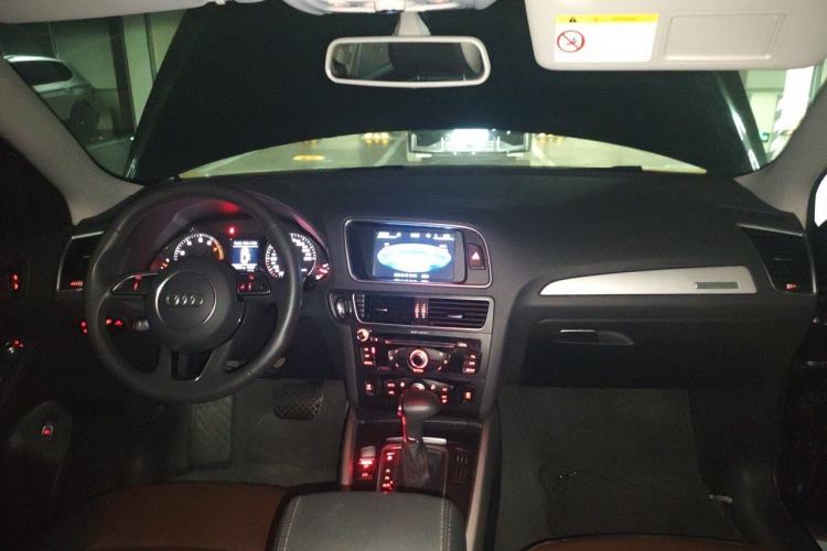 Used Audi Q5 2018 Collector's Edition 40 TFSI Ambition Model Center Console