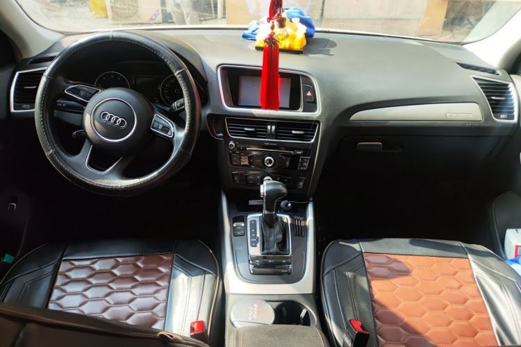 Used Audi Q5 2018 Collector's Edition 40 TFSI Ambition Model Center Console