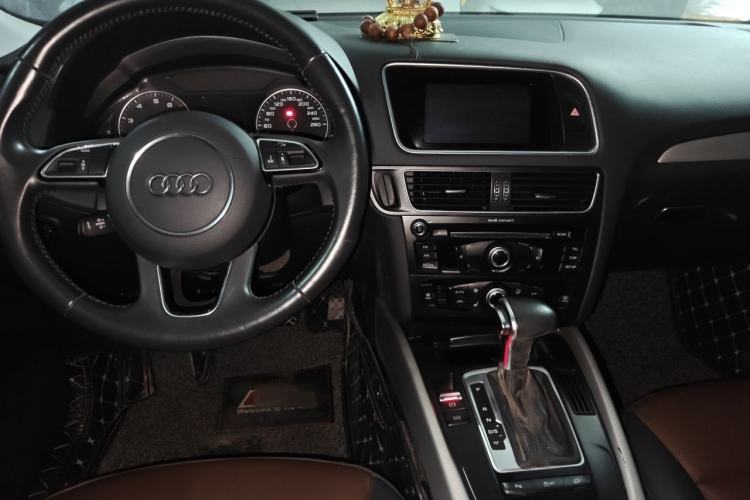 Used Audi Q5 2018 Collector's Edition 40 TFSI Ambition Model Center Console