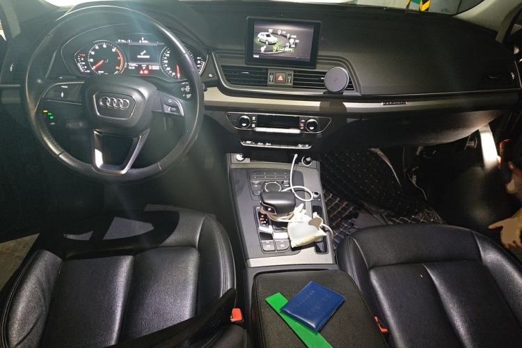 Used Audi Q5 2018 Collector's Edition 40 TFSI Ambition Model Center Console