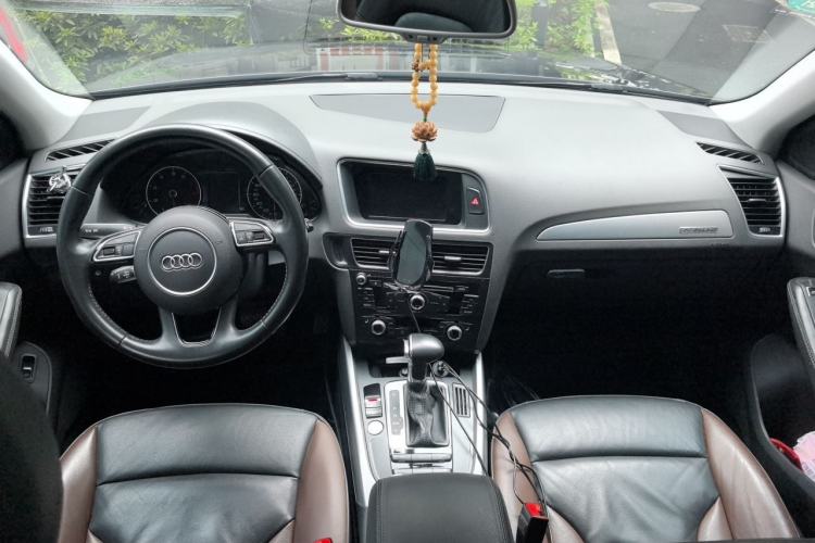 Used Audi Q5 2018 Collector's Edition 40 TFSI Technology Model Center Console