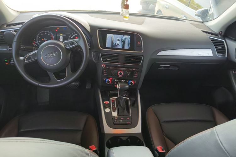 Used Audi Q5 2018 Collector's Edition 40 TFSI Technology Model Center Console
